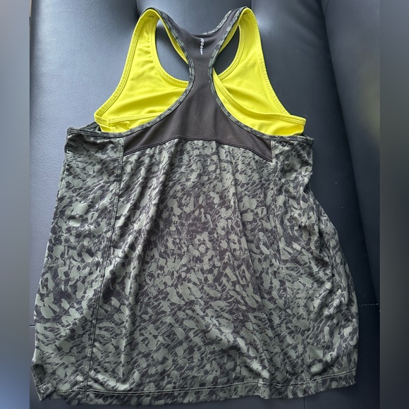 Athletic works workout tank top with built in bra size small ( S ) - Picture 4 of 5